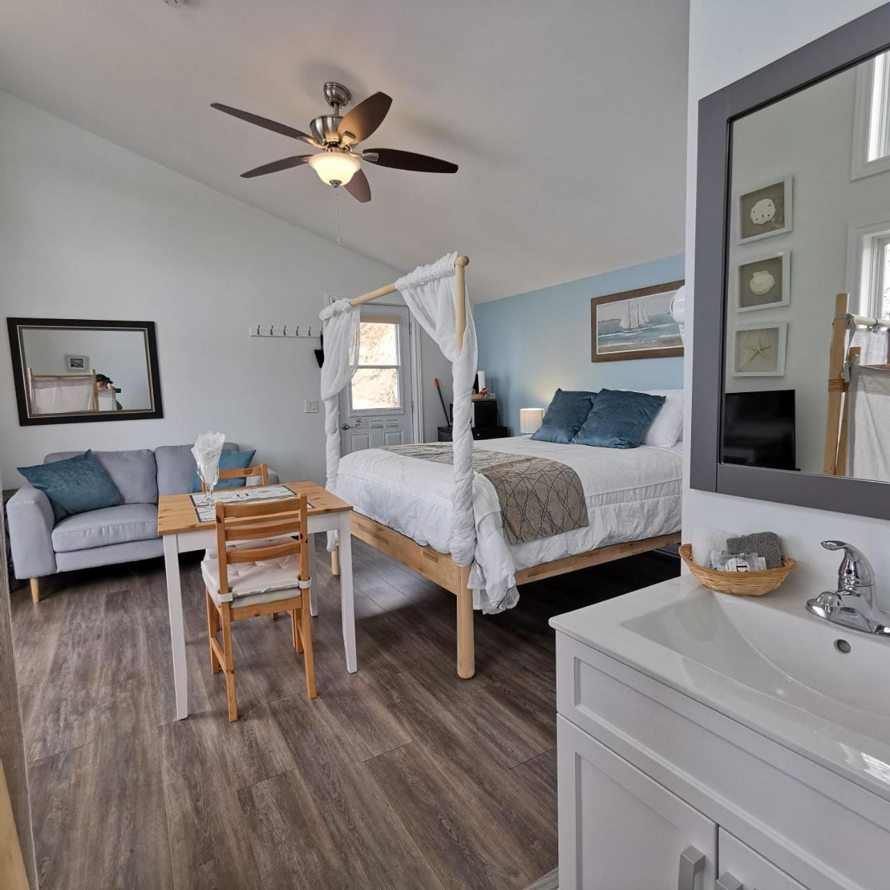 Knotty Pine Ocean Front Suite - Adults Only Ingonish Chambre photo